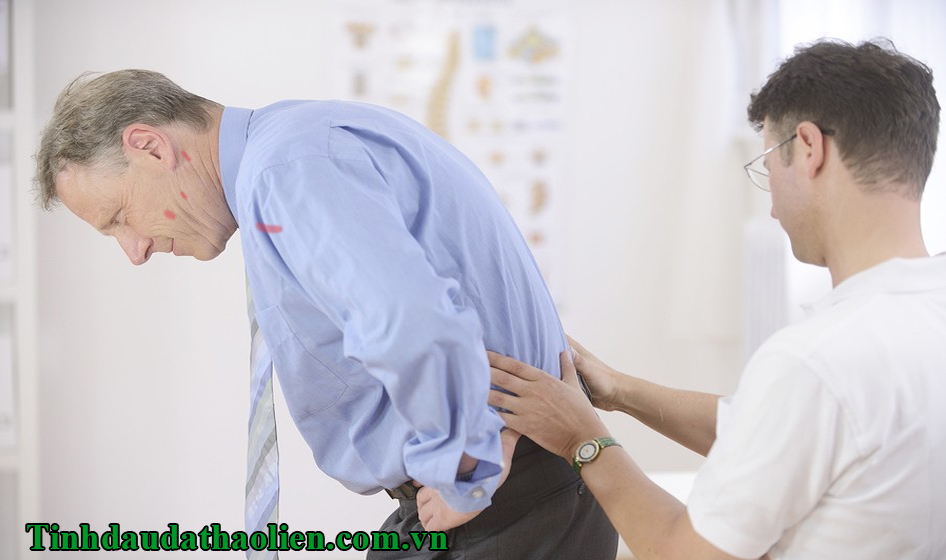 Đau lưng dưới l&agrave; bệnh g&igrave;